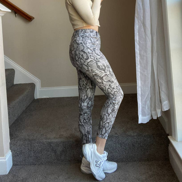 Tinseltown gray/white snake print high waisted jeans - Picture 3 of 5